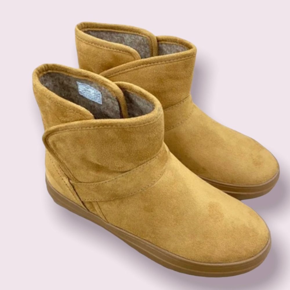 NEW CROCS lodgepoint synth suede booties in hazelnut in box with tags size 6